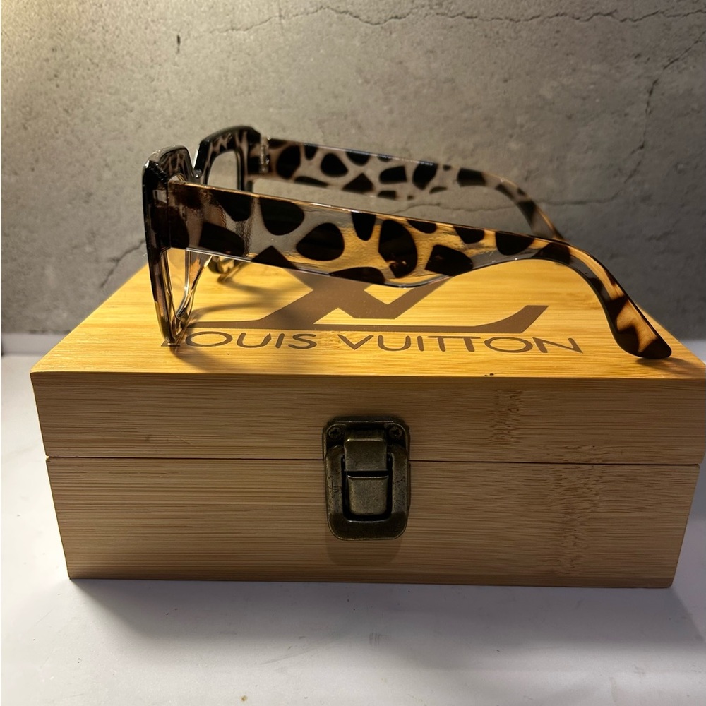 Very Chic Tortoiseshell Square Glasses - image 2